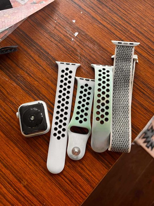 Apple Watch SE Nike Edition – Silver + Nike каишки