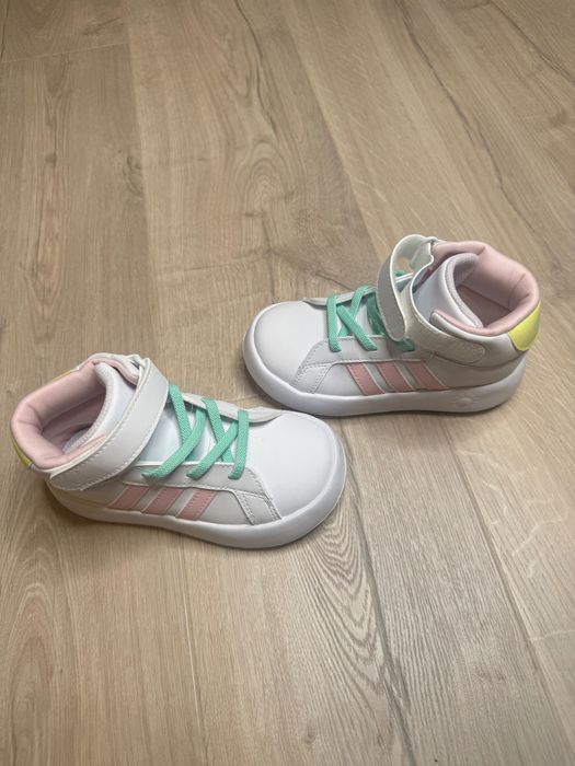 Спортни обувки за момиче Adidas