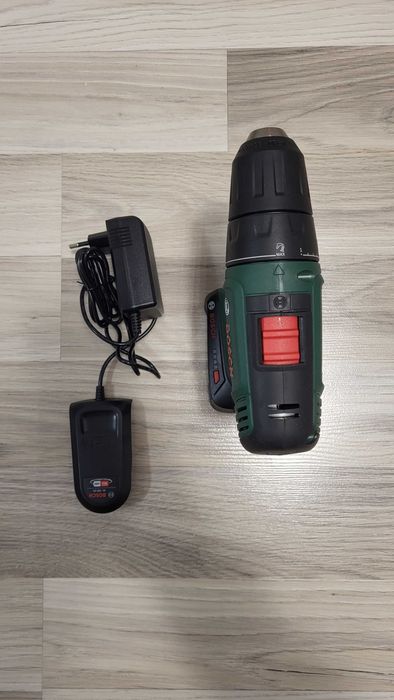 Vand bormasina Bosch noua nefolosita cu acumulator si incarcator
