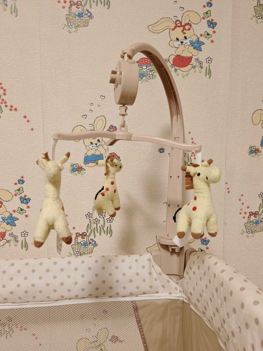 Преносима бебешка кошара Hauck Babycenter Жираф с две нива и аксесоари