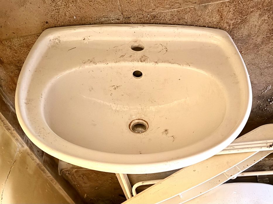 Умивалник Fayans с полуконзола