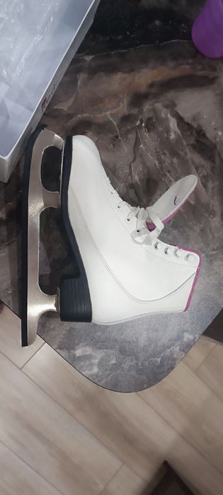 Продам женские коньки