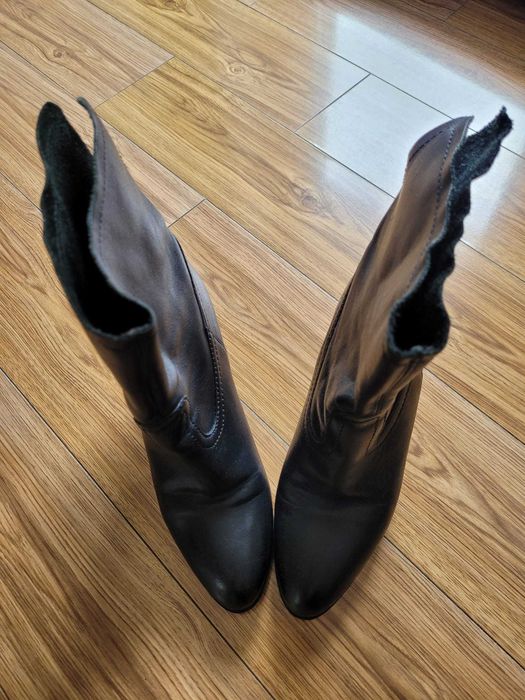 Botine negre din piele