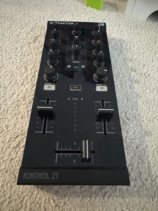 Native Instruments Traktor Z1 – Mixer + Controller DJ stare excelenta