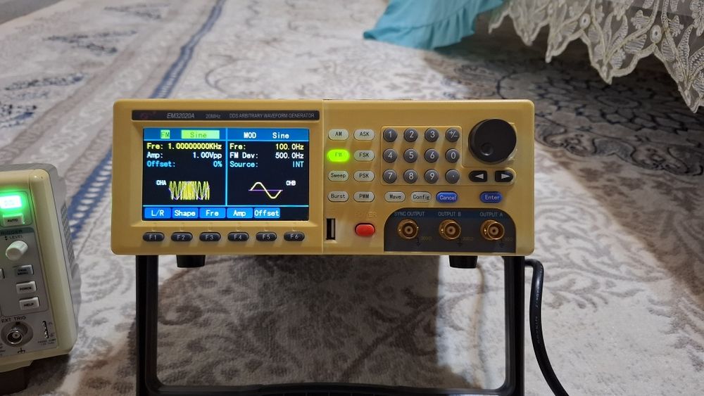 Осциллограф Uni-t   и Генератор сигналов EM32020A