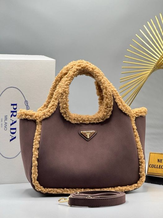 Geanta Prada noua !!! Dimensiuni 35/20 !!!