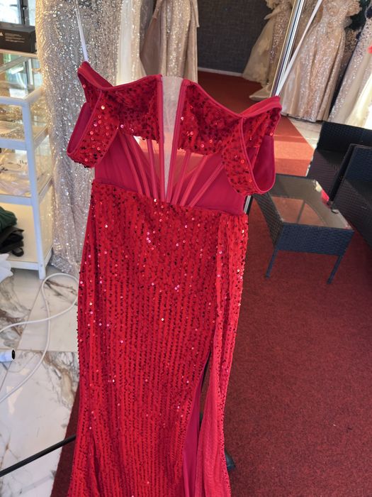 Елегантна рокля, носена само веднъж