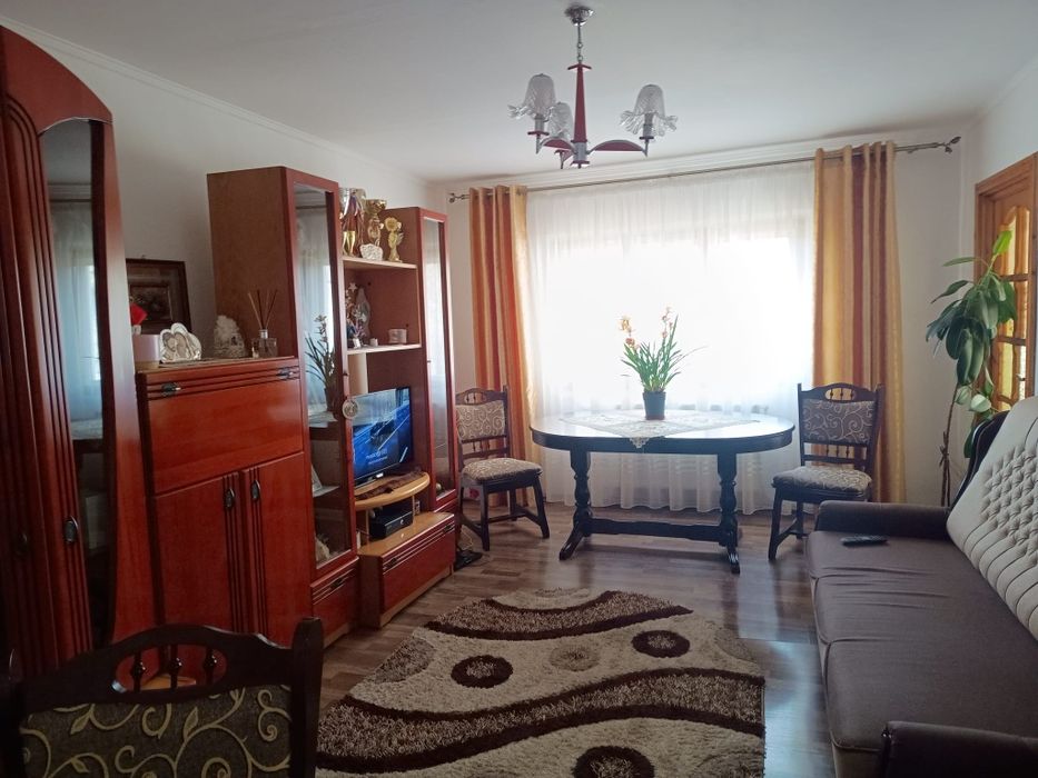 Vând apartament cu  3 camere,decomandat,etaj 1,zona deal