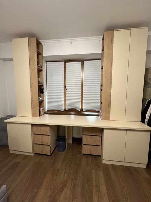 Большой письменный стол со шкафами и полками. 3м, рабочая зона у окна