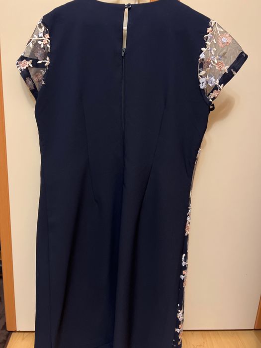 Елегантна рокля с флорални мотиви