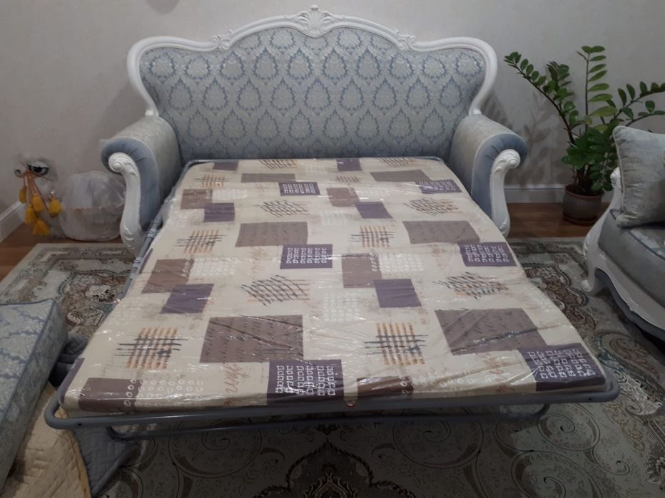 Диван небесно голубой