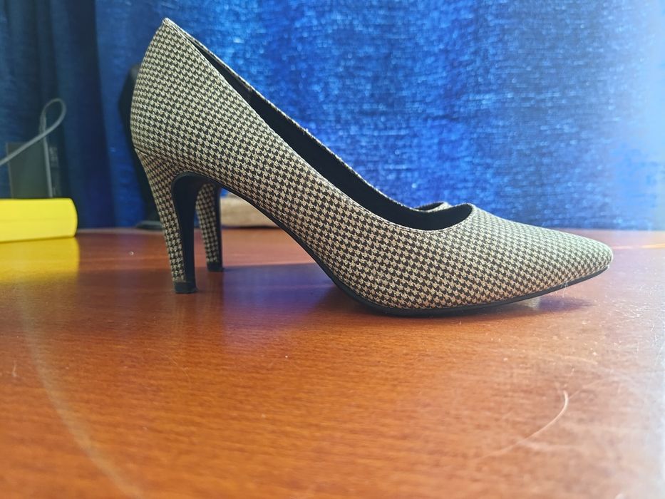 Обувки на ток Tamaris черно и златно 37 номер