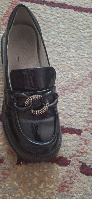 Продам для девочки туфли 35 размер