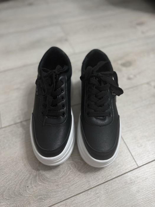 Крассовки черные новые