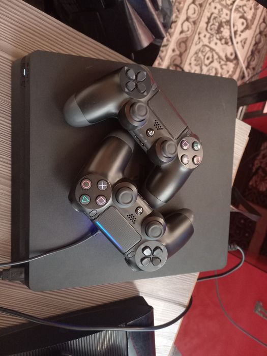 PS4 slim tiniq ideal o'yinlari bor 2 djoystik bor plombasi bor