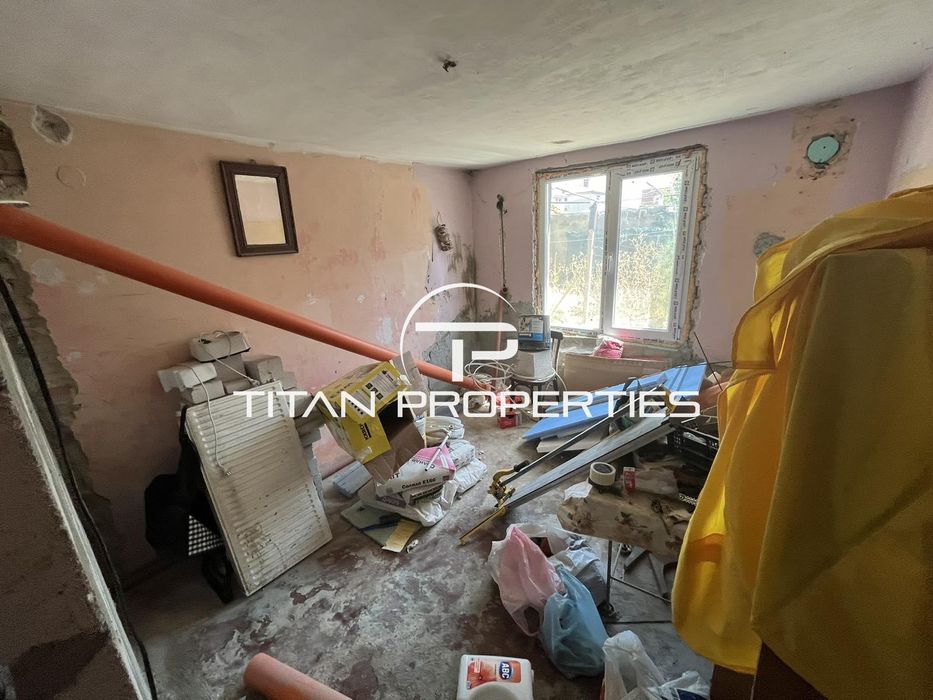 Къща с двор и АКТ 16 в гр. Айтос