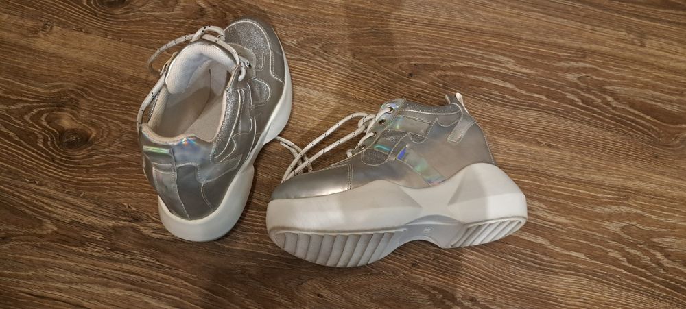 Обувки на висока платформа 37,5намер