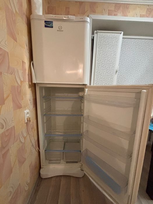 Продам холодильник indesit