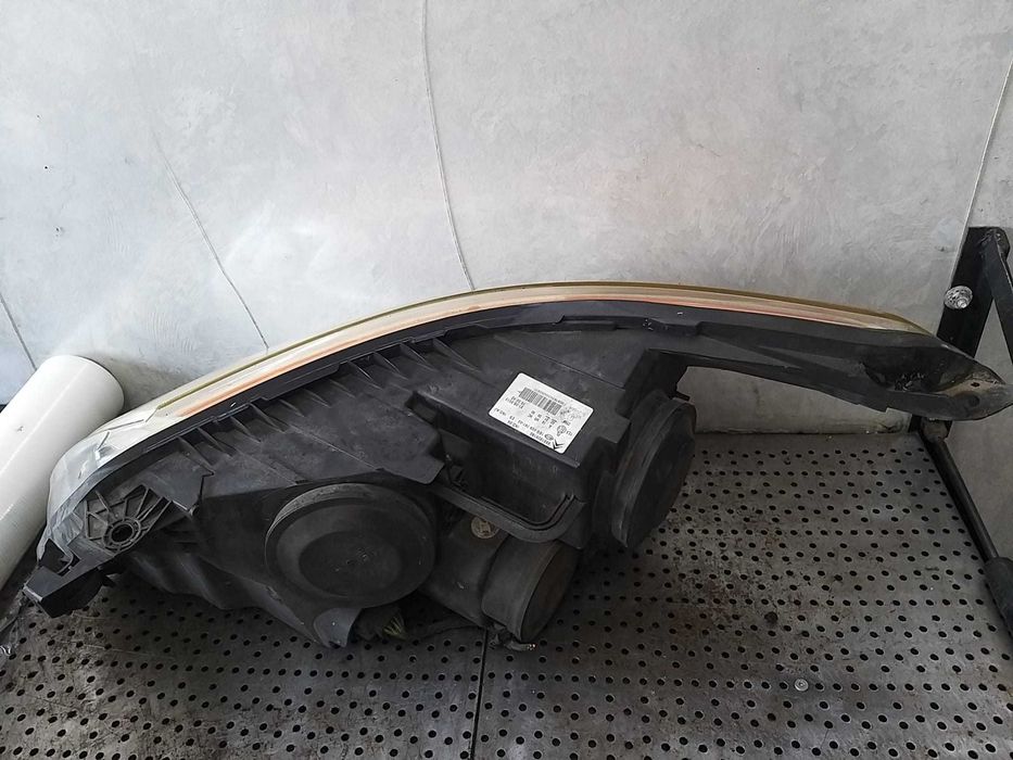 Far dreapta citroen c3 picasso sh 9681806180