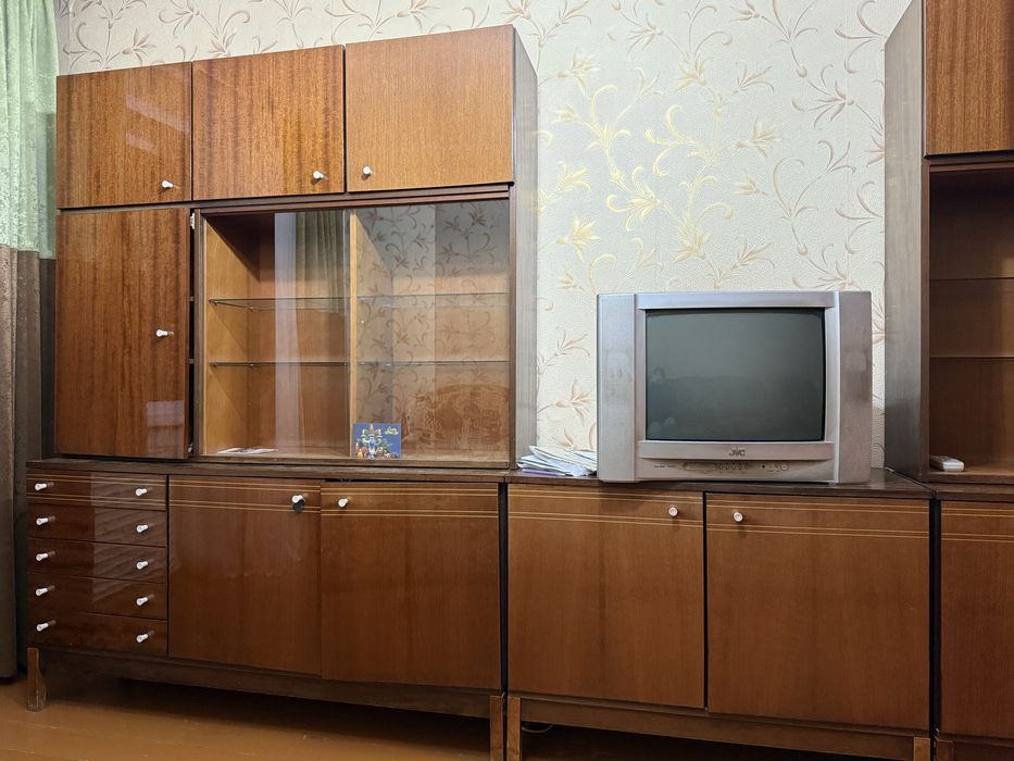 Отдам стенку советскую, телевизор, тумбу
