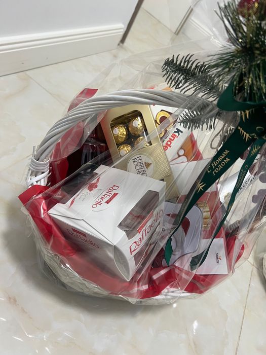 Корзина с едой новогодняя