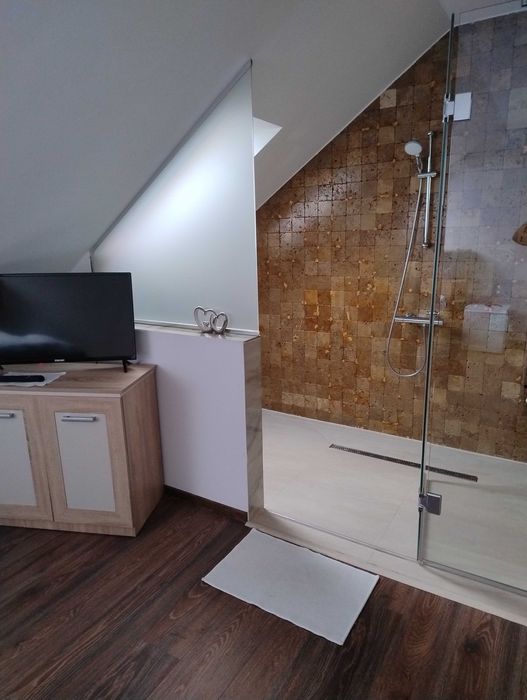 Închiriez casa cu camere și băi proprii, bucătărie living 300 mp.In prețul chiriei sunt incluse toate cheltuielile . telefon 0742006311