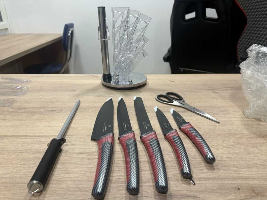 Комплект Кухненски Ножове  от 8 части с ергономични дръжки + Поставка