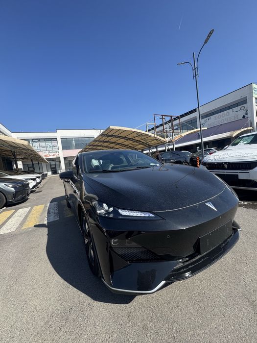 Deepal Sl03 2025yili oq va qora ranglari mavjud