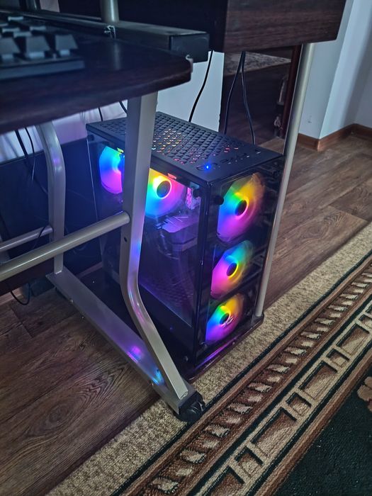 Кампютер новый вместе со столом