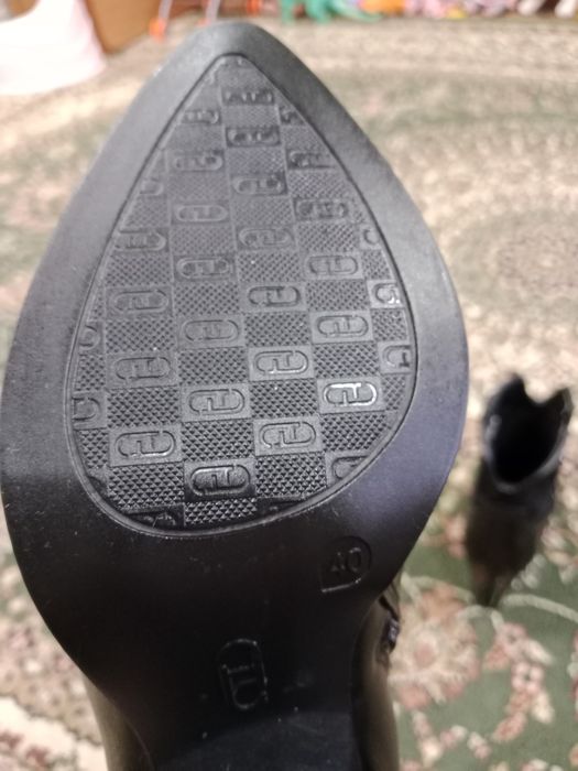 Срочно продам новые сапоги