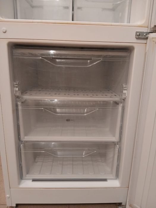 Продам холодильник  indesit