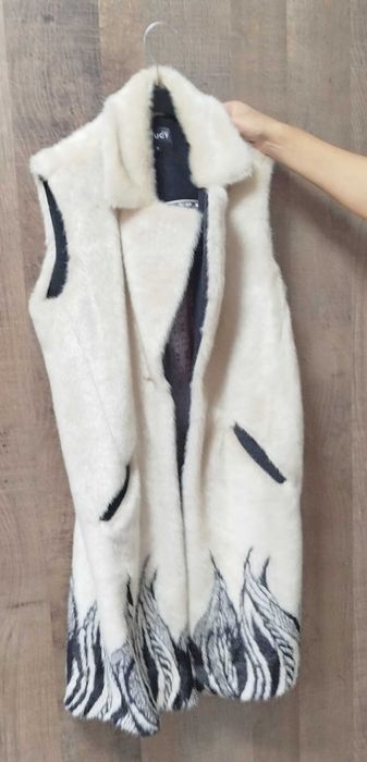 Продавам елек на LUCY