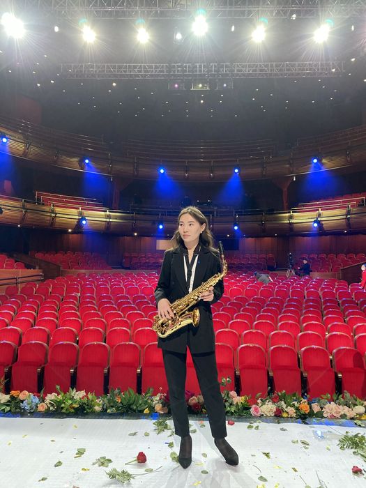 Саксофонист (живая музыка)