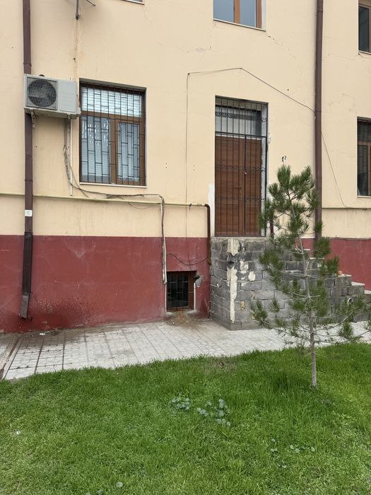 Do’kon sotiladi Jizzax markaziy bozori ro’parasida