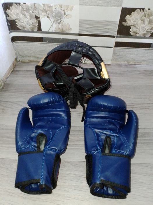 Перчатка и шлем для бокса