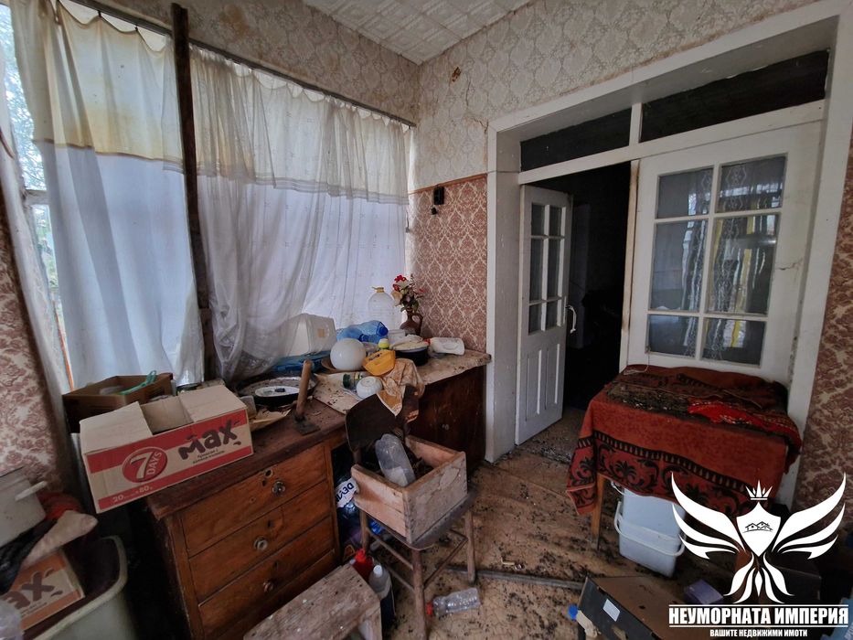 Продавам едноетажна къща с постройки 110РЗП и 1700кв. двор в село Искра на първа линия асфалтов път
