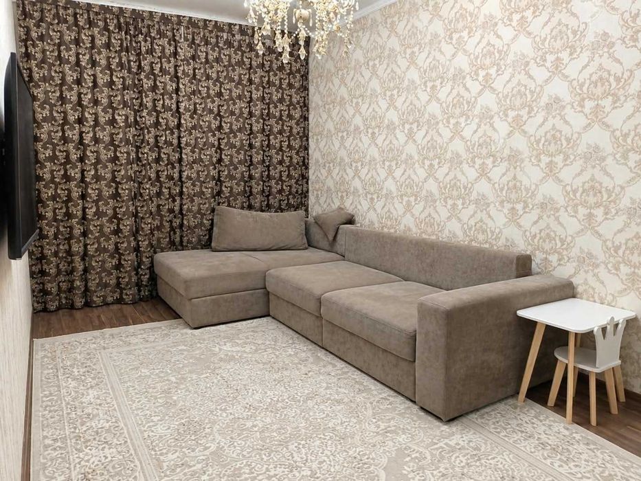 Продам 4 ком. 102 кв.м.  р-КСК 1/9 можно под коммерцию(отдельный вход)