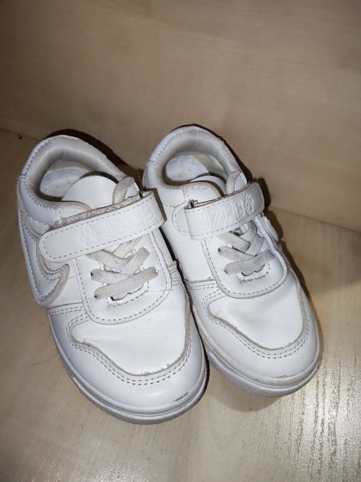 Продам детские кроссовки