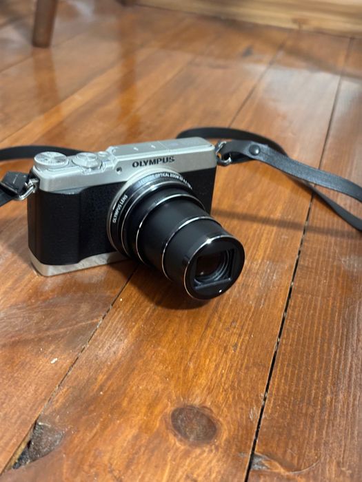 Olympus SH 1 - WiFi,  touch screen, retro style