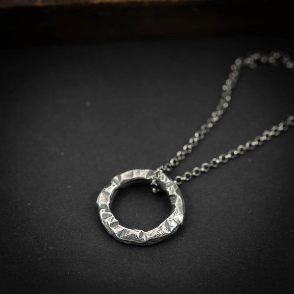 Сребърен медальон 925 „Кръг“ | Мъжки талисман за сила и баланс |