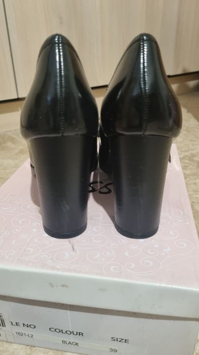 Обувки на висок ток и платформа