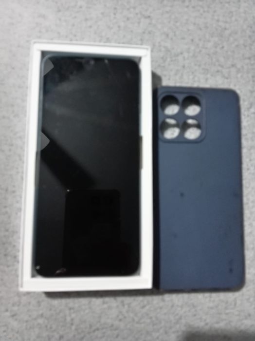 Vand telefonul HONOR X6a cu husa albastra
