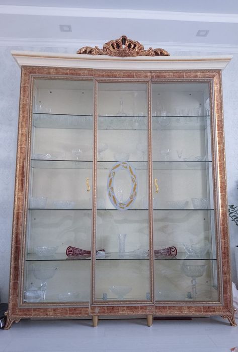 Сервант хорошему состояние