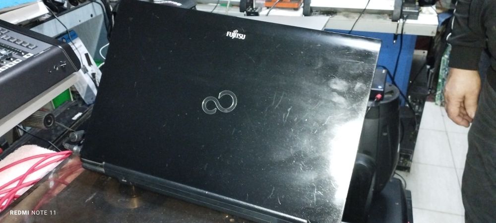 Laptop FUJITSU cu I3 si 8 G RAM