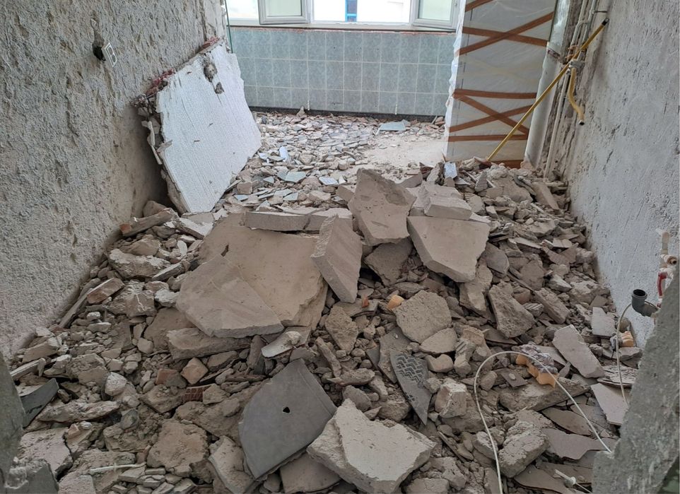 Demolari  •decopertari  gresie faianta•taieri beton• Transport Moloz•