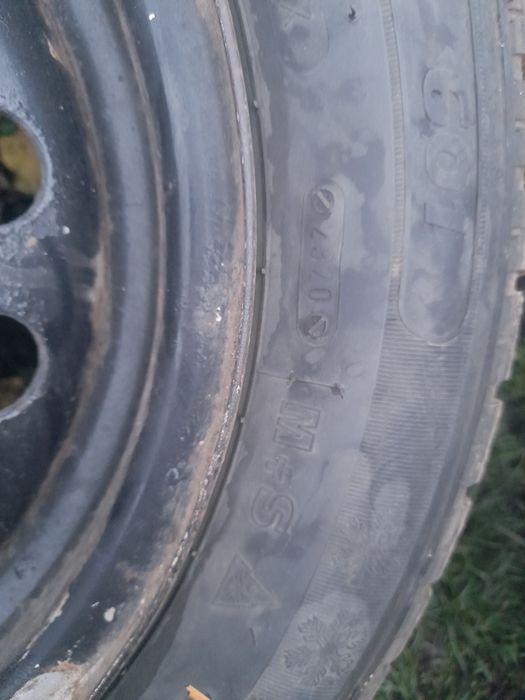 Продавам комплект зимни гуми 175/65 R14 с железни джанти