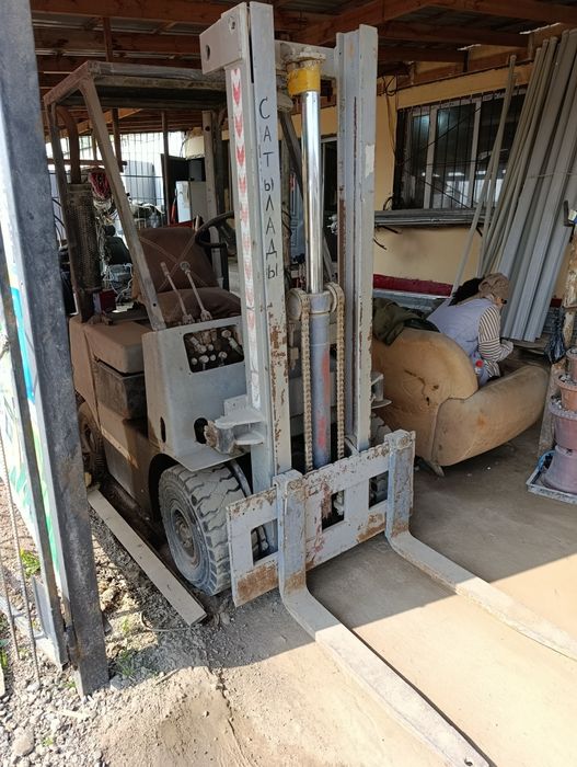 Вилочный погрузчик кара