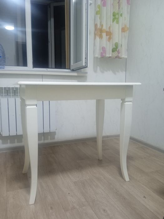 Стол кухонный белого цвета