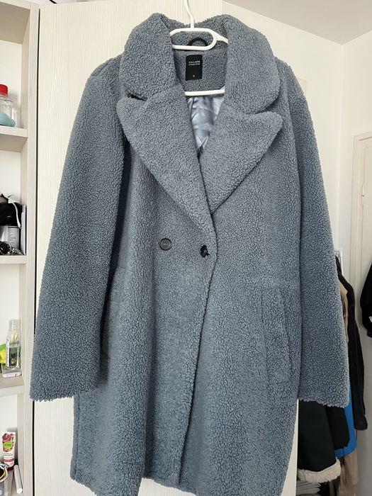 Синьо пухкаво палто