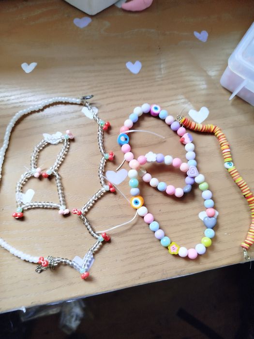 Продавам саморъчно правени гривнички и герданчета от 10 годишно момиче